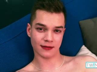 漂亮的twink Ethan O同时取悦他的屁股和鸡巴 Pornhub Gay