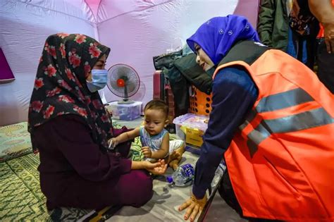 Noraini Santuni Mangsa Banjir Di Johor Beri Bantuan Keperluan Asas