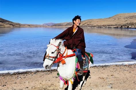 Hot boy Tây Tạng Đinh Chân từng gây bão toàn mạng sau năm Lựa chọn