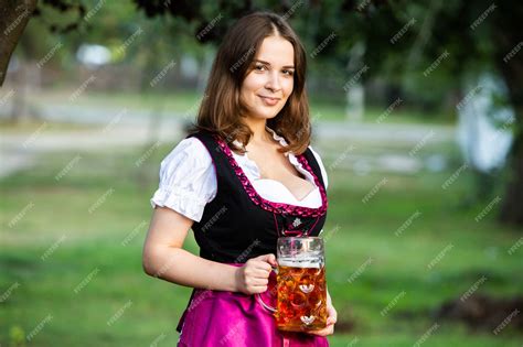 Premium Photo Sexy Russian Woman In Bavarian Dress Holding Beer Mugs