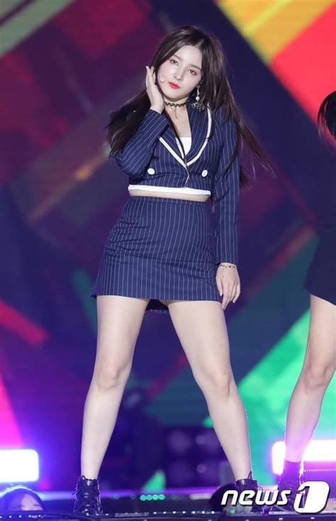 Hot girl phố đi bộ Hà Nội 1 thời giờ là mỹ nhân đẹp vượt mặt BLACKPINK