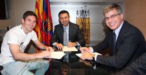 F Tbol Messi Firma Nuevo Contrato Con El Barcelona Cctv Espa Ol