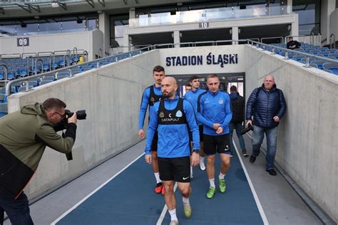 Kibice Ruchu Chorzów zapełniają Stadion Śląski Niebiescy uruchomili