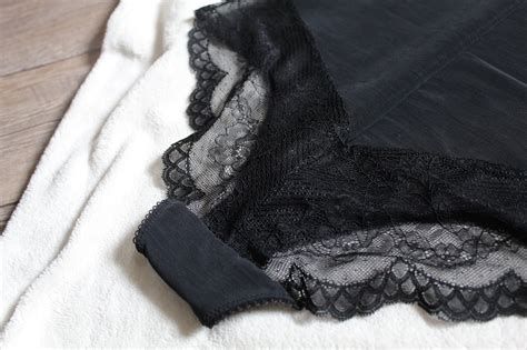 Une Fille Pas Parisienne Pull Ajour Et Lingerie Glamuse Pour Un Look Sexy F Minin