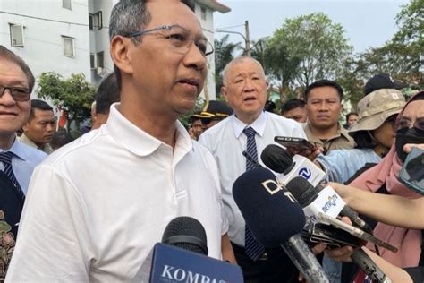 Foto Heru Budi Perintahkan Pemilik Gedung Di Jakarta Siram Jalan Dari