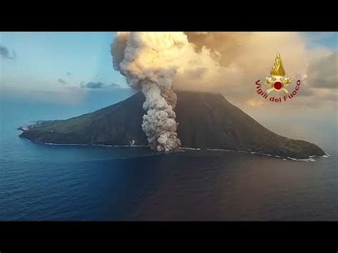 Dopo L Etna Erutta Anche Il Vulcano Stromboli Allerta Rossa Sul Isola