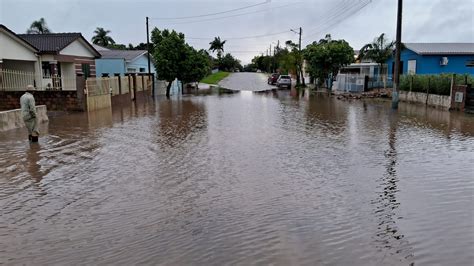 Chuva Forte Trazida Pela Frente Fria Causa Alagamentos Em V Rias Cidades