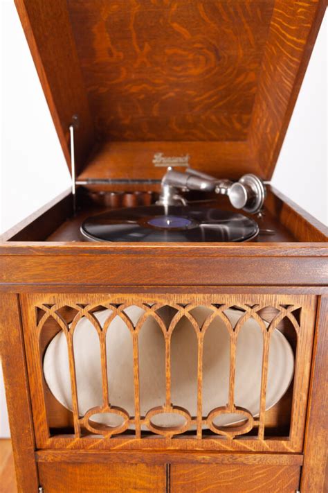 Brunswick Phonograph Model 207 Oak • Maison Robert