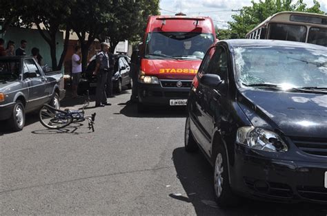 Acidente Entre Carro E Bicicleta Deixa Pai E Filho Gravemente Feridos