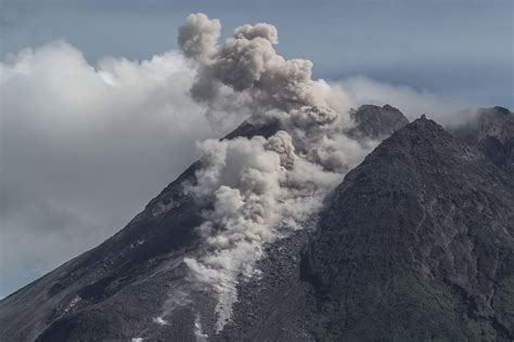 Gunung Merapi Alami Kali Gempa Guguran