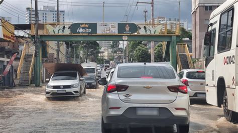 Em Manaus Rede De Distribui O De Gua Rompe Na Avenida Marciano