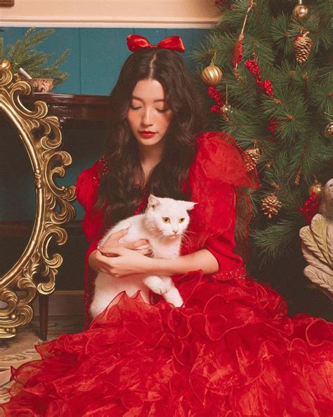 Instagram Baukrysie Christmas Poses Christmas Fashion Photography