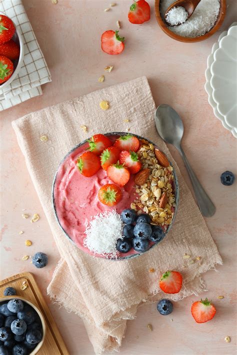 Smoothie Bowl Met Aardbei Banaan En Kokos Vaker Vrolijk