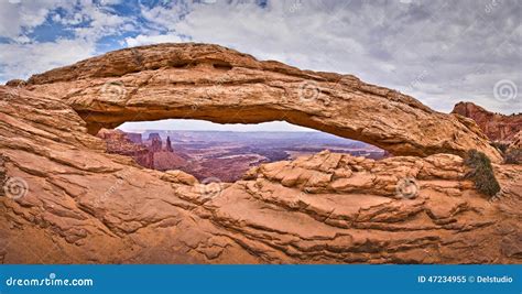 Arco Del Mesa Parque Nacional De Canyonlands Utah Imagen De Archivo