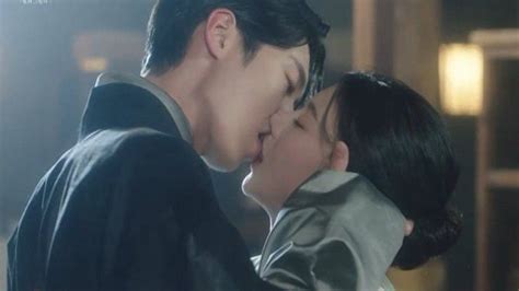 Lee Jae-wook talks about his viral kiss from Alchemy of Souls 2