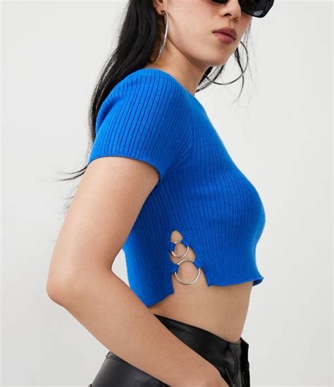 Blusa Cropped Em Tric Canelado Manga Curta E Argolas Laterais Azul