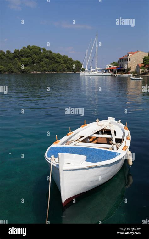 Kleine hölzerne Angelboot Fischerboot Mljet Kroatien Pomena Hafen