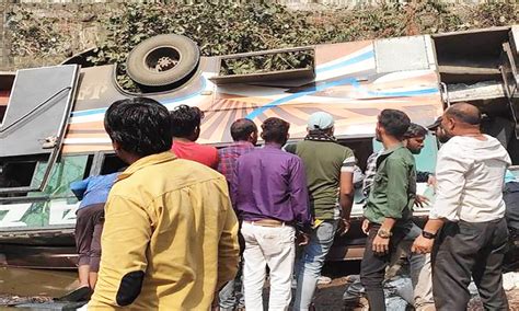 इंदौर के भैरव घाट में बस पलटीः दो महिलाओं की मौत 38 यात्री घायल Bus Overturns In Indore S