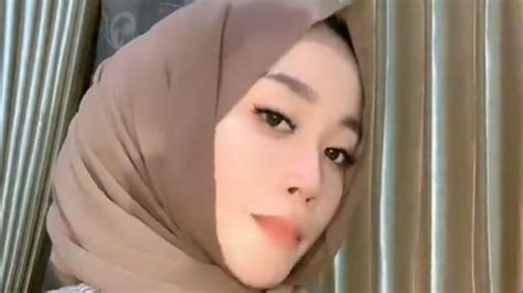 Viral Pamer Belahan Dada Gunakan Hijab Seleb TikTok Ini Minta Maaf