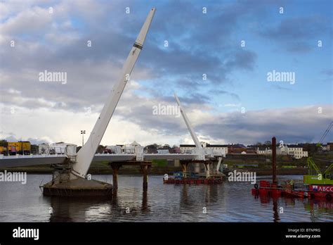 Bridge over river foyle hi-res stock photography and images - Alamy