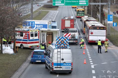 Wypadek z udziałem karetki w Warszawie RMF 24