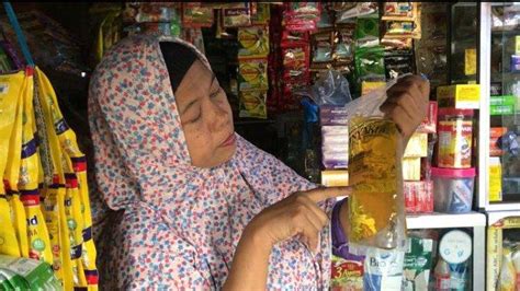 Diburu Pembeli Minyakkita Di Pasar Bintoro Demak Langka Sejak Minggu