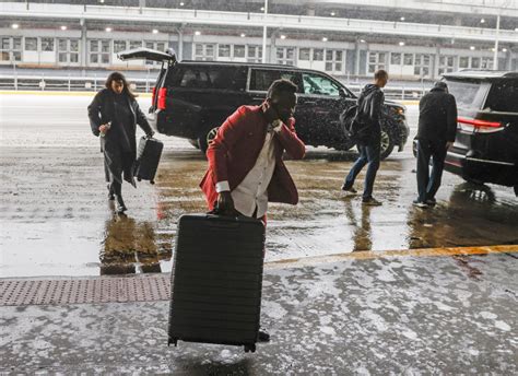 Foto Quitanieves En El Aeropuerto Las Fotos Más Impactantes De La Supertormenta De Nieve Que