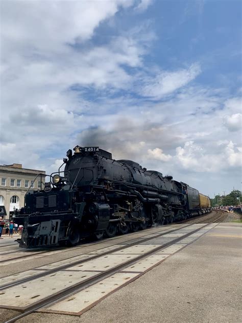 Union Pacific 4014 passing through the Chicago suburbs today : r/TrainPorn