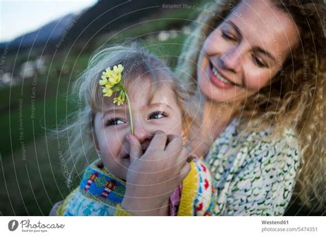 Gl Ckliche Mutter Und Tochter Mit Blumen Auf Einer Wiese Ein