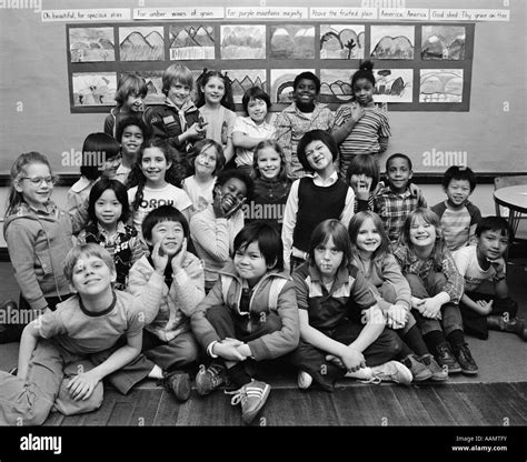 1980s GROUP PORTRAIT OF GRADE SCHOOL CLASS MAKING FUNNY FACES Stock ...