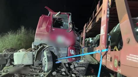 Bad Langensalza Lokomotive Erfasst Auto An Bahn Bergang Autofahrer