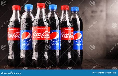 Бутылки Carbonated кока-колы и Пепси безалкогольного напитка ...