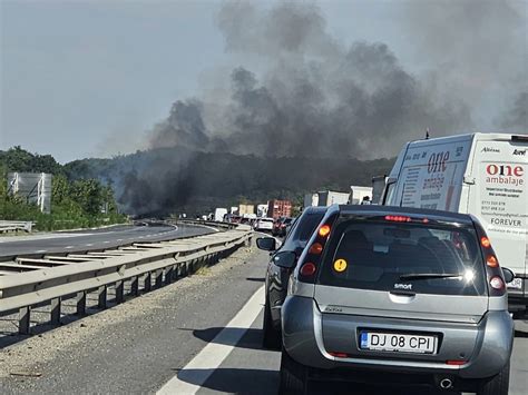 Doi adulţi şi un copil într o mașină care a luat foc pe centura de