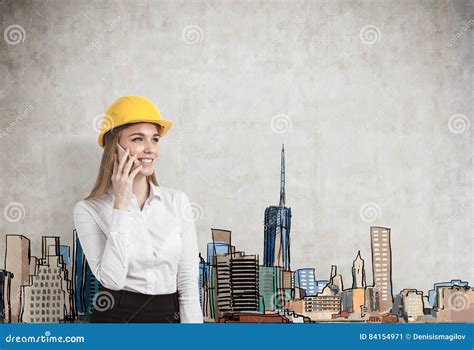 Portrait D Une Femme D Affaires Blonde Utilisant Un Casque Antichoc Jaune Et Parlant Sur Son