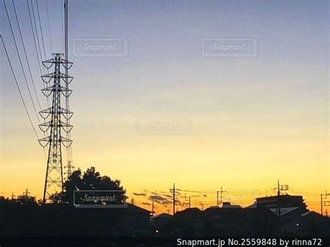 紫の夕暮れの空と高圧電線のある田舎の街並みのある風景の写真・画像素材 2559848 Snapmart（スナップマート）