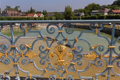 Photo De FLEUR DE LYS SUR LA BALUSTRADE DE L ABREUVOIR DE MARLY