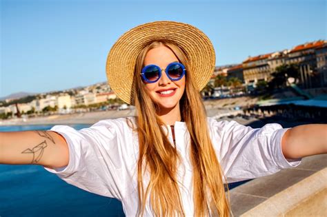 Jolie élégante blonde belle femme faisant selfie devant sur la plage de Nice Photo Gratuite