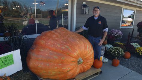 Wisconsin Man Grows One Of Largest Pumpkins In The Country At 2 046 Pounds