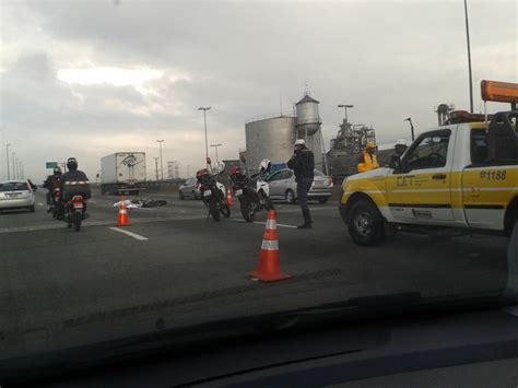 G1 Acidente entre caminhão e moto deixa um morto na Marginal Tietê