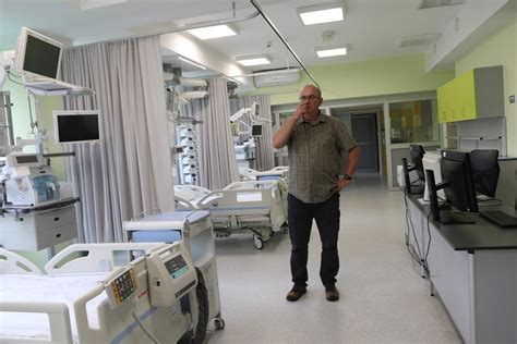 Jest szpital są sale sprzęt i lekarze Ale pacjentów nie ma bo