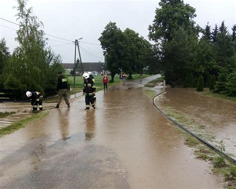 Pot Na Ulewa W Powiecie Rypi Skim Stra Acy Maj Du O Pracy Zdj Cia