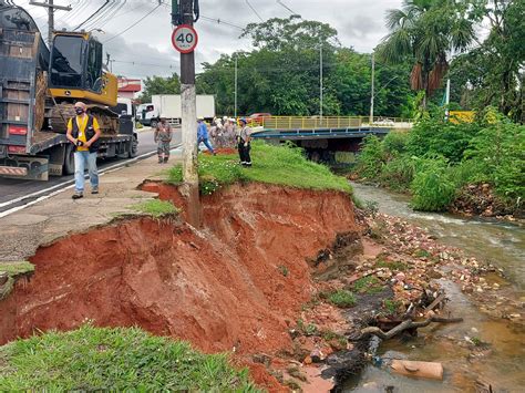 V Deo Cratera Se Abre E Atinge Estrutura De Poste Em Avenida De Manaus