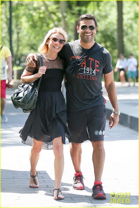 Kelly Ripa And Hubby Mark Consuelos Go On Romantic Stroll Photo 3676194