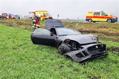 Schwerer Unfall auf A10 Jaguar überschlägt sich mehrfach