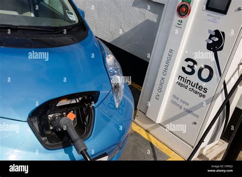 Carga R Pida De Un Coche El Ctrico Nissan Leaf En Un Punto De Carga