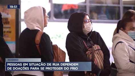 Pessoas em situação de rua dependem de doações em época de frio