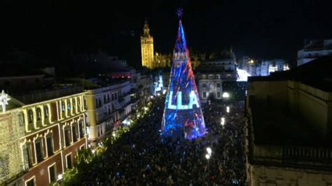 Ora Ul Spaniol Sevilla Se M Ndre Te Cu Cel Mai Nalt Brad De Cr Ciun