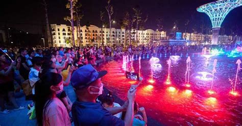 Du khách đổ dồn về quảng trường biển Sầm Sơn xem show nhạc nước hot tiktok