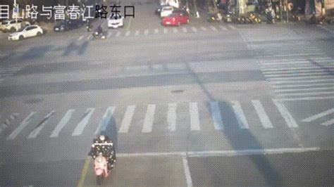 两车相撞后，冲上来20个人 小车 路人 浙江