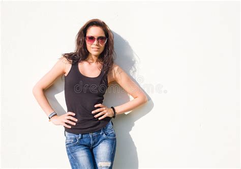 Brunette Joven Magn Fico En Sol Caliente Del Verano Imagen De Archivo Imagen De Verano